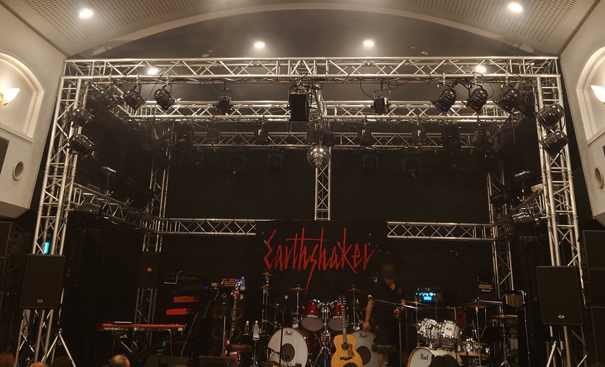 melon_8192's tweet photo. 今日はシェイカーの企画ライブ　スタンディングなら500人以上入るであろうアスモホールに指定席100人のライブ　プレミア感あって良き https://t.co/3Kf6DXXUQd