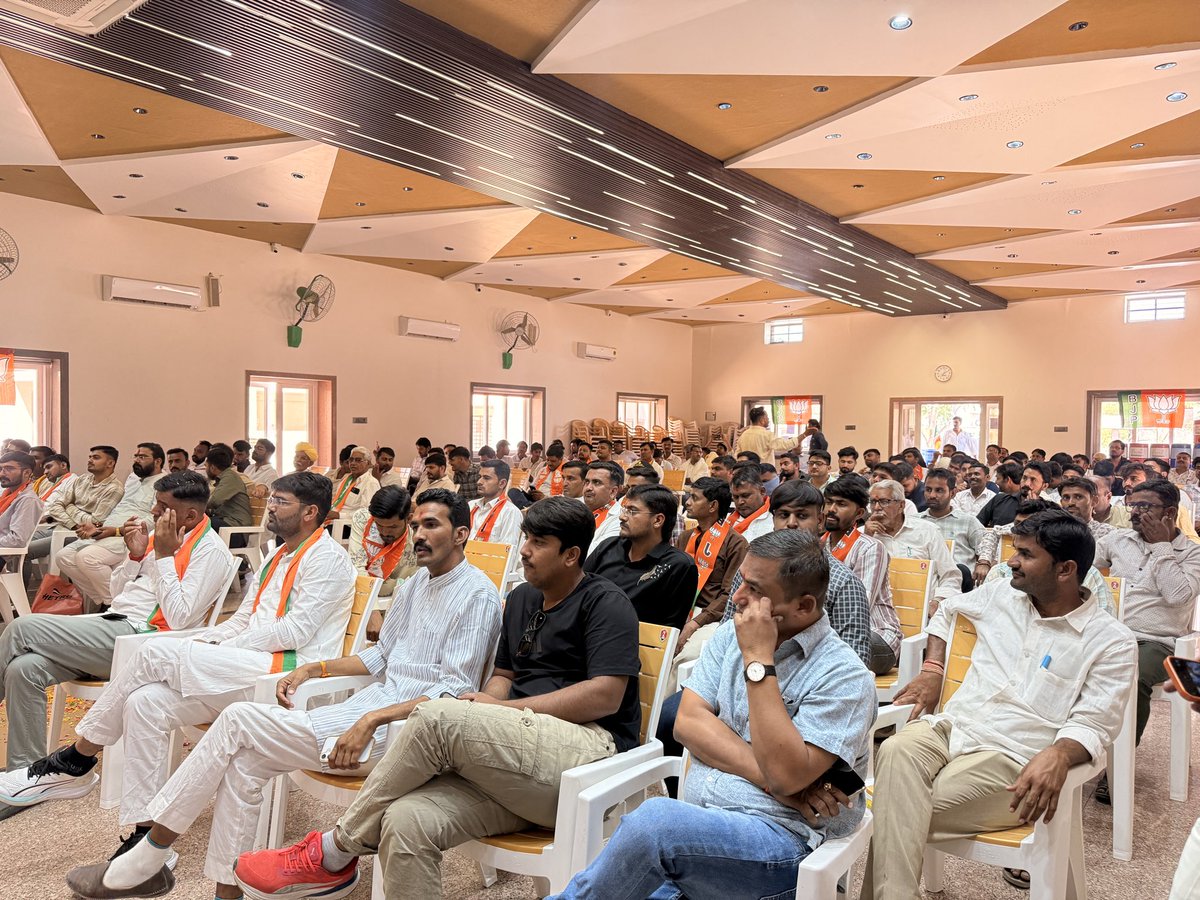 आदरणीय प्रधानमंत्री श्री नरेंद्र मोदी जी की 21 अप्रैल 2026 को प्रस्तावित सभा के संदर्भ में गत दिवस भारतीय जनता पार्टी जिला कार्यालय, जालौर में युवाओं को संबोधित किया।

इस अवसर पर युवाओं से अधिक से अधिक संख्या में सभा में भाग लेने का आह्वान किया तथा संगठन की विचारधारा को जन-जन तक