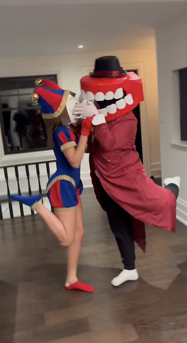 forgetmaenott's tweet image. STOP HIM KICKING HIS LEG UP TOO IS SO CUTE