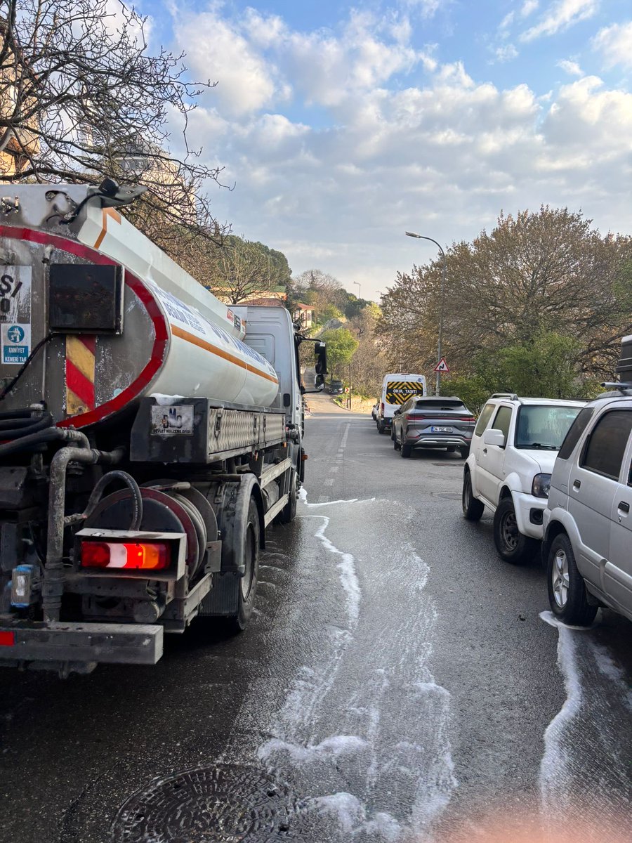 usktemizlik's tweet photo. Günaydın☀️ 

Üsküdar Belediyesi Temizlik İşleri Müdürlüğü olarak İcadiye ve Kuzguncuk mahallelerimizde sokak yıkama çalışmalarımızı titizlikle gerçekleştirdik.
Daha temiz, daha sağlıklı ve daha yaşanabilir bir Üsküdar için sahadayız. https://t.co/udxwx3kbdc