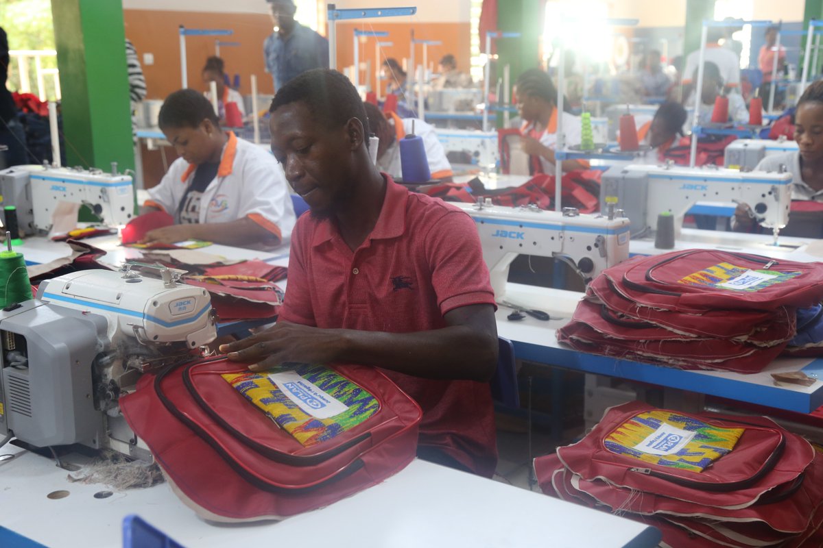 WorldBankAfrica's tweet image. In Ahouamey, #Benin, a new factory open just months after the city’s first power station came online. Today, it produces 500,000 solar school bags a year and employs 300 people, proving that energy opens doors to new jobs and opportunities. wrld.bg/ltQe50YyeC4 #PoweringAfrica