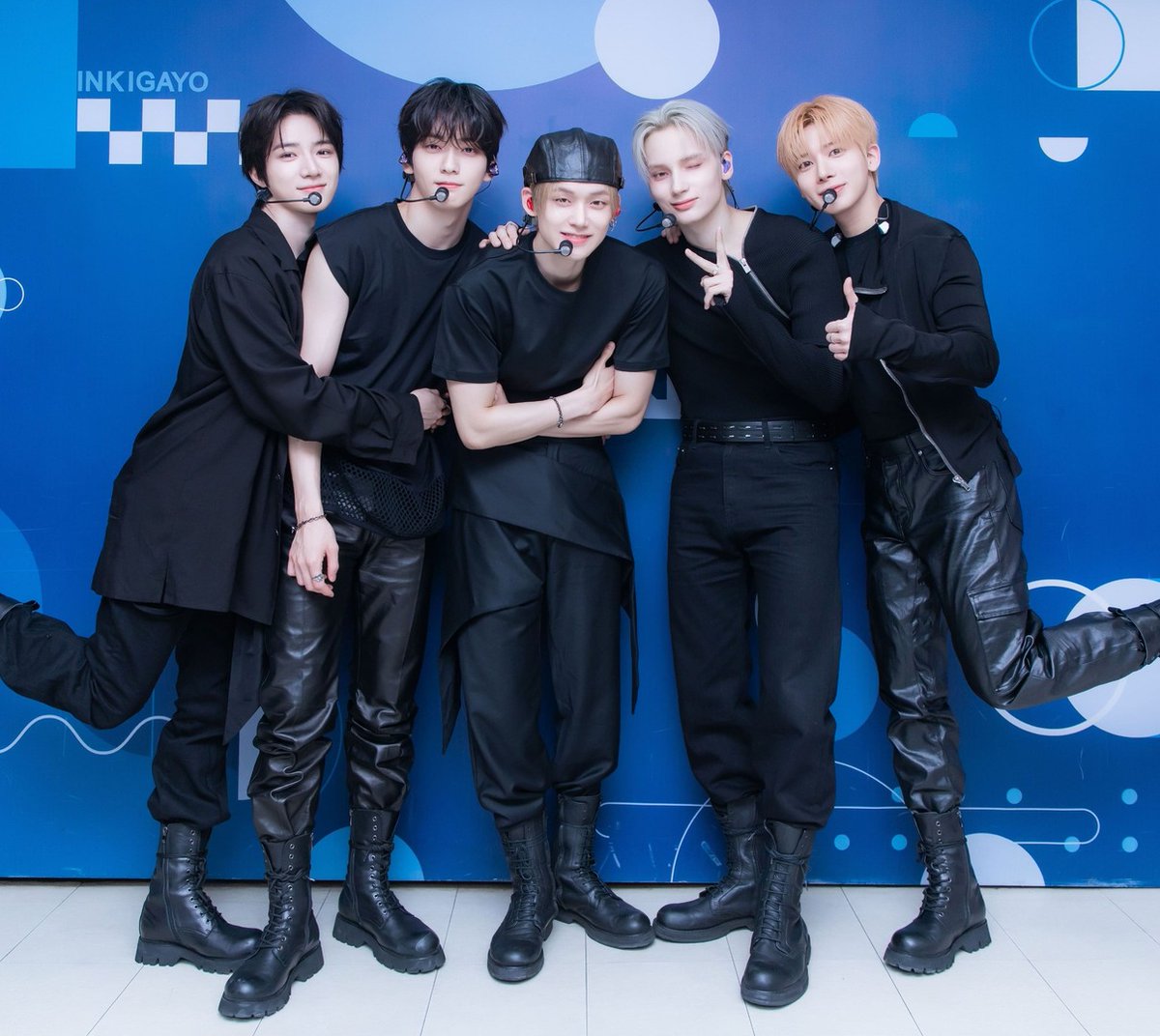 -star outfit udah item item gitu, make sepatu boots keren, tapi malah pose cute 😭🤏