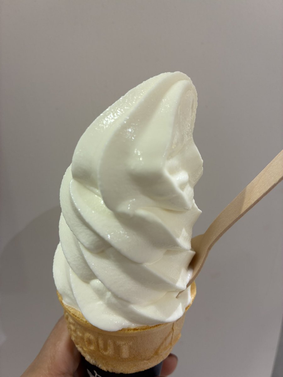 『ロワイヤルテラッセ エスパル店』店舗限定バトーショコラ、ITAGAKIの濃厚ミルクソフトクリームは無添加。どちらも同じエスパル内。定番のスイーツ巡り。ソフトクリームは無添加で甘さもしっかりあってこのお値段はお得。
#ソフトクリーム部