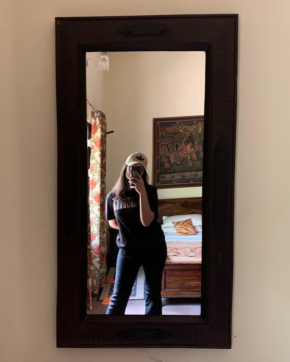 Saanvisharma345's tweet image. Mirror, mirror on the wall just me doing my thing 😎
#InMyZone #DailyLook #SelfLove #CozyVibes #EffortlessStyle