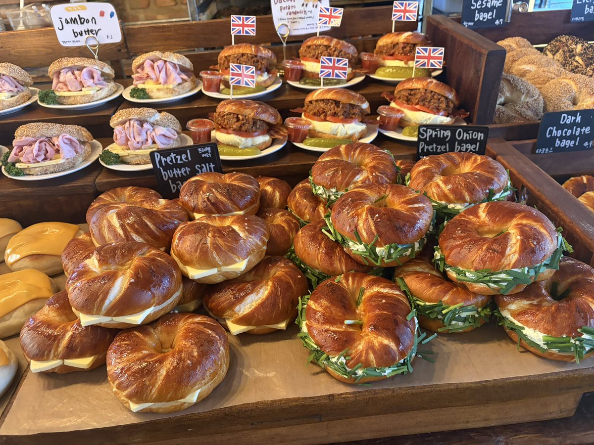 magasann's tweet photo. 1泊2日の韓国🇰🇷ソウルの旅

日本人に人気のベーグル屋さん🥯

朝7時開店で行列が出来るお店。
私達は6:40に到着して2番目でした。

韓国らしい発想の
ニラとクリームチーズのベーグル🥯

意外にもニラがクリームチーズに合い
美味しかったです😊 https://t.co/FdoWB34bno