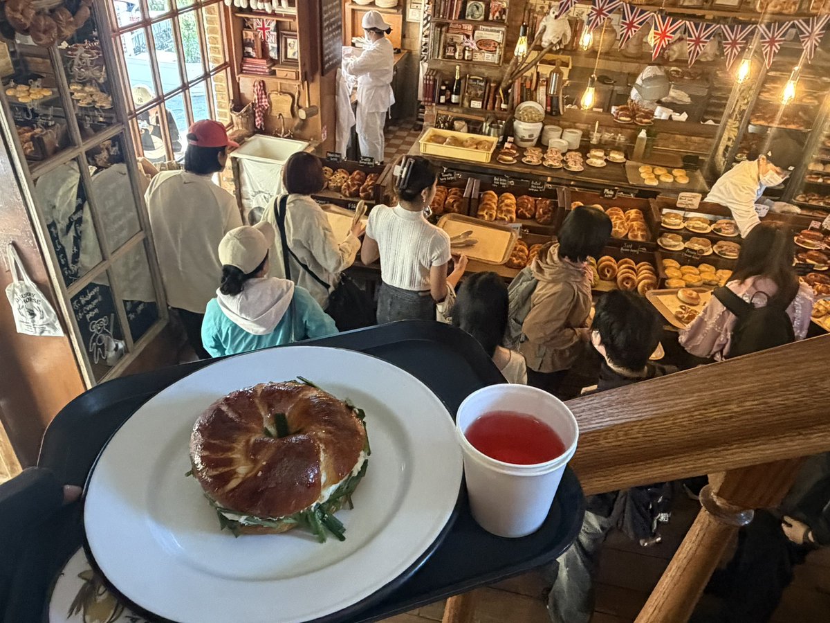 magasann's tweet photo. 1泊2日の韓国🇰🇷ソウルの旅

日本人に人気のベーグル屋さん🥯

朝7時開店で行列が出来るお店。
私達は6:40に到着して2番目でした。

韓国らしい発想の
ニラとクリームチーズのベーグル🥯

意外にもニラがクリームチーズに合い
美味しかったです😊 https://t.co/FdoWB34bno