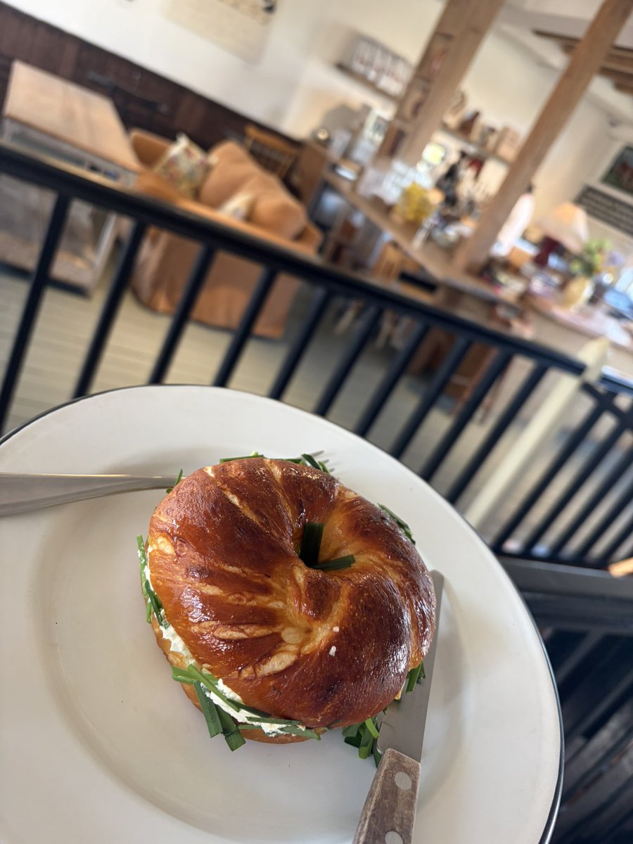 magasann's tweet photo. 1泊2日の韓国🇰🇷ソウルの旅

日本人に人気のベーグル屋さん🥯

朝7時開店で行列が出来るお店。
私達は6:40に到着して2番目でした。

韓国らしい発想の
ニラとクリームチーズのベーグル🥯

意外にもニラがクリームチーズに合い
美味しかったです😊 https://t.co/FdoWB34bno