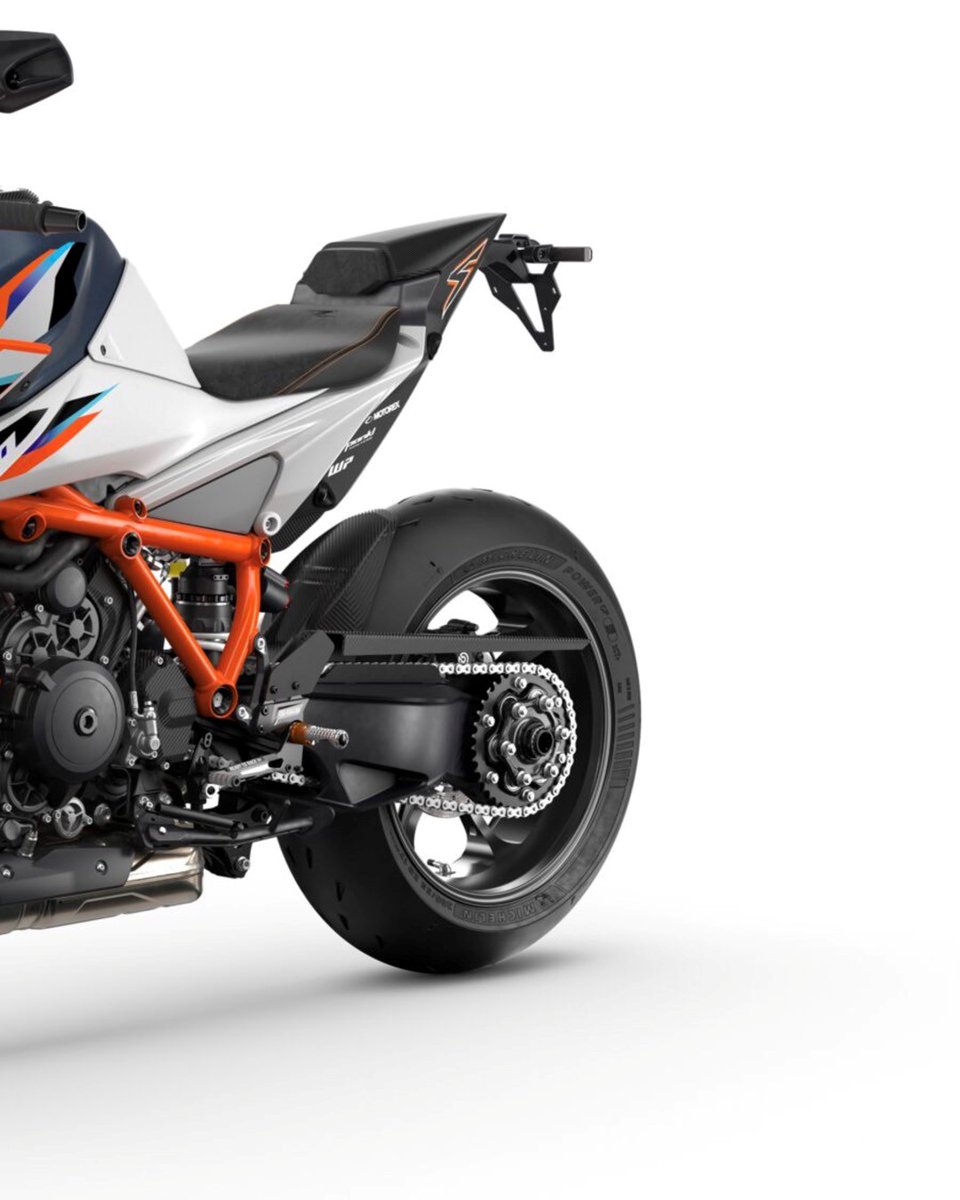 KTM_UK's tweet image. A glance at something super special on #StudioSunday - the 2026 KTM 1390 SUPER DUKE RR.🔥

Limited to just 350 units worldwide. Find out more - brnw.ch/21x1IZe

#KTM #ReadyToRace #Naked #KTM1390SuperDukeRR #BeastRR