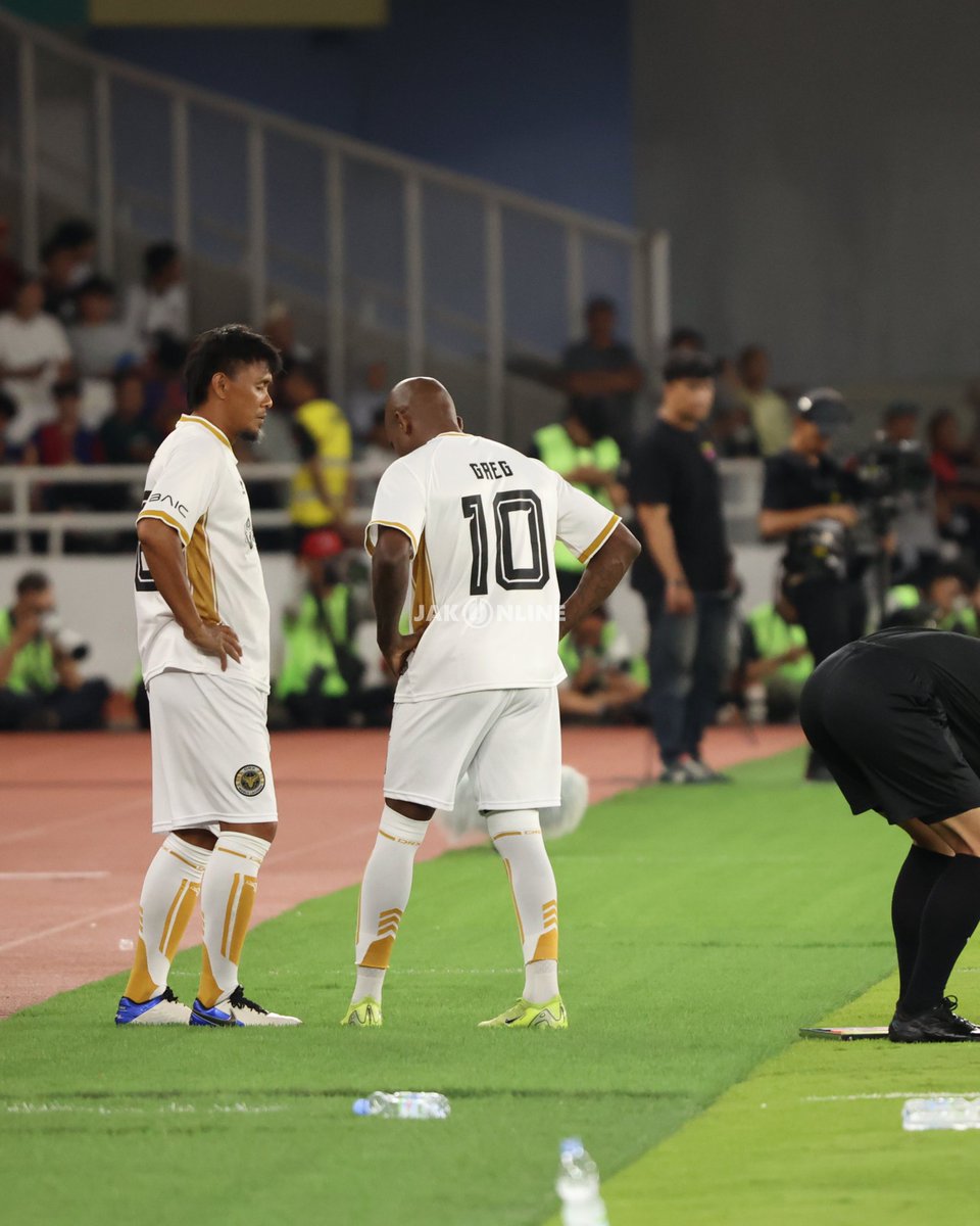 Aksi para mantan pemain Persija Jakarta berada satu lapangan dengan para legenda dunia dalam aksi Clash of Legends Jakarta 2026.

Kebayang gak kalo misal <a href="/Persija_Jkt/">Persija Jakarta</a> tanding eksibisi lawan tim Eropa? 

Bayangin aja dulu😌
