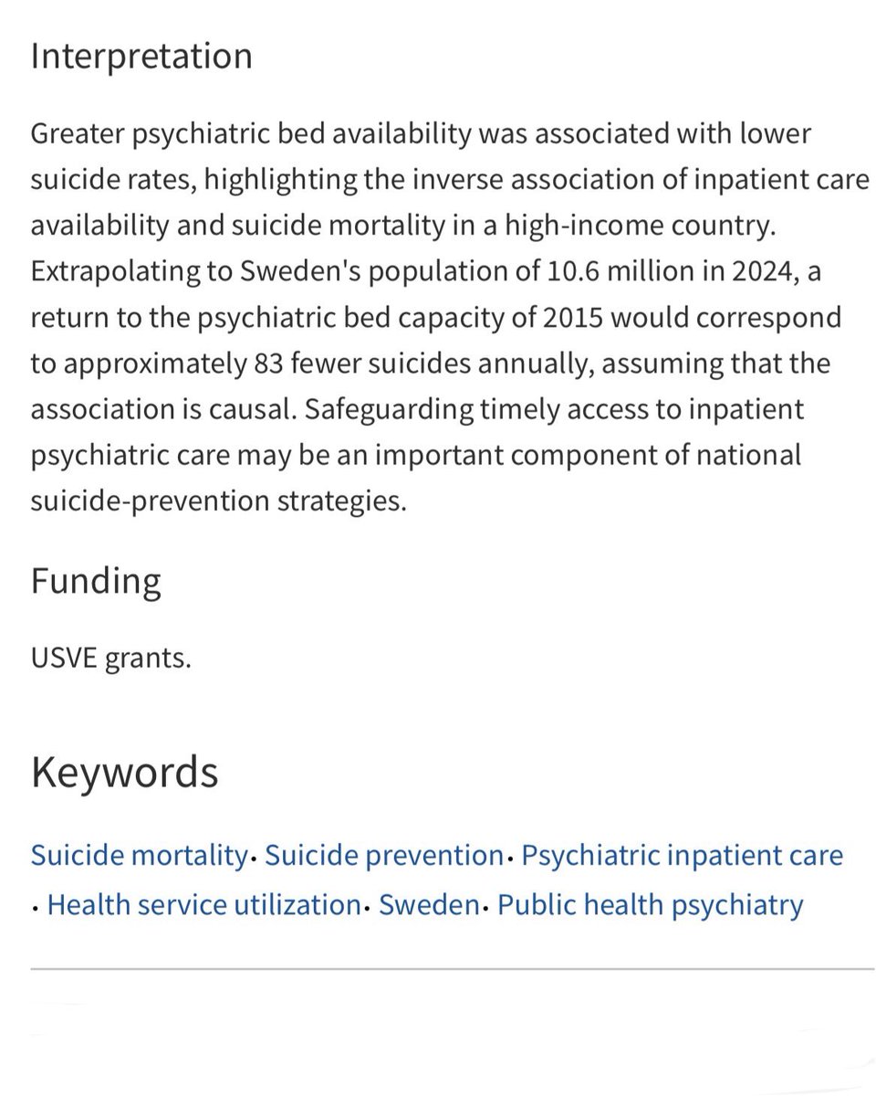 jklang's tweet photo. Här är en ny, svensk forskningsstudie som publicerats i den vetenskapliga tidskriften The Lancet, som genom jämförande data från Sveriges olika regioner kan påvisa samband mellan antalet slutenvårdsplatser för psykiatri, och antalet fullbordade suicid (självmord).

Detta gäller perioden 2015-2024, när antalet psykiatriska vårdplatser minskade från 30,6 per 100 000 invånare, till 24,2.

Den statistiska slutsatsen är: ju fler vårdplatser, desto färre suicid. 

Problemet som alltid med sådana här studier är såklart svårigheten att otvetydigt påvisa kausalitet, d v s att två fenomen verkar följas åt inte nödvändigtvis är samma sak som att det ena leder till det andra. 

Men resultaten ter sig ändå så pass robusta, att antal slutenvårdsplatser per capita rimligtvis behöver vara en relevant faktor när man talar om suicidförebyggande arbete, tillgänglighet för medborgarna, avvägningar kring besparingsåtgärder, och målbilder kring hur framtidens psykiatriska vård ska se ut.

Vad tänker ni?