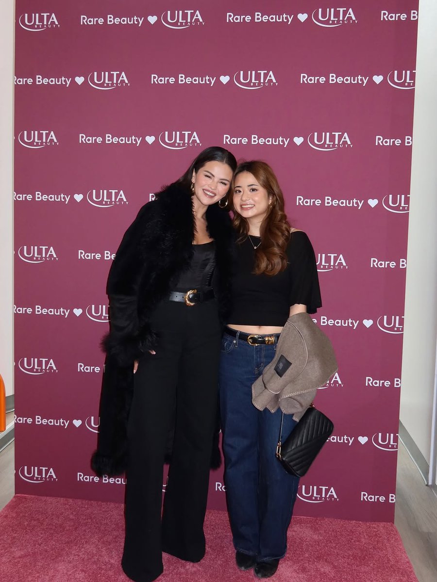 queenofsuperc's tweet photo. still pinching myself that I met my lifelong role model  and that  is now available at  🩷🩷

swipe to the end to see what I was telling Selena about. (she officially confirmed that we are indeed sisters) 😁🤞 https://t.co/K7sO4vNqWL