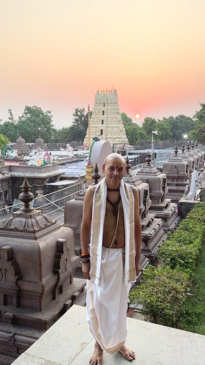 astrogovind's tweet photo. *हर हर महादेव🙏🏻ऊं  श्रीमल्लिकार्जुनाय नमः🌹आज 'अक्षय तृतीया' जैसे 'महामुहूर्त' के महापर्व पर आंध्र प्रदेश के श्रीशैल पर्वत पर श्रीमल्लिकार्जुन ज्योतिर्लिंग का दिव्य दर्शन-दुग्धाभिषेक और मां भ्रमरांबा (शक्तिपीठ) का भी दिव्य दर्शन तथा अन्नदान करने का सौभाग्य प्राप्त हुआ हुआ*.. https://t.co/Iwp4SfL6Yf