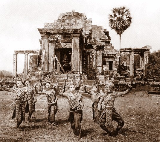 ช่วงสยามปกครองเขมรนาน 432 ปี ส่งครูไปสอนโขน ครูนาฎศิลป์ ให้ราชสำนักเมืองขึ้น..หนังสือเก่าภาษาฝรั่งเศสที่รอดพ้นการถูกฮุนเซนเผาทำลาย ระบุว่าเขมร ได้รับโขนมาจากสยาม ในสมัยนักองค์ด้วง กษัตริย์เขมรที่ถูกแต่งตั้งในกรุงเทพ ต้นราชสกุลนโรดม และสีสุวัตถิ์ ที่เป็นราชวงศ์เขมรมาถึงยุคปัจจุบัน