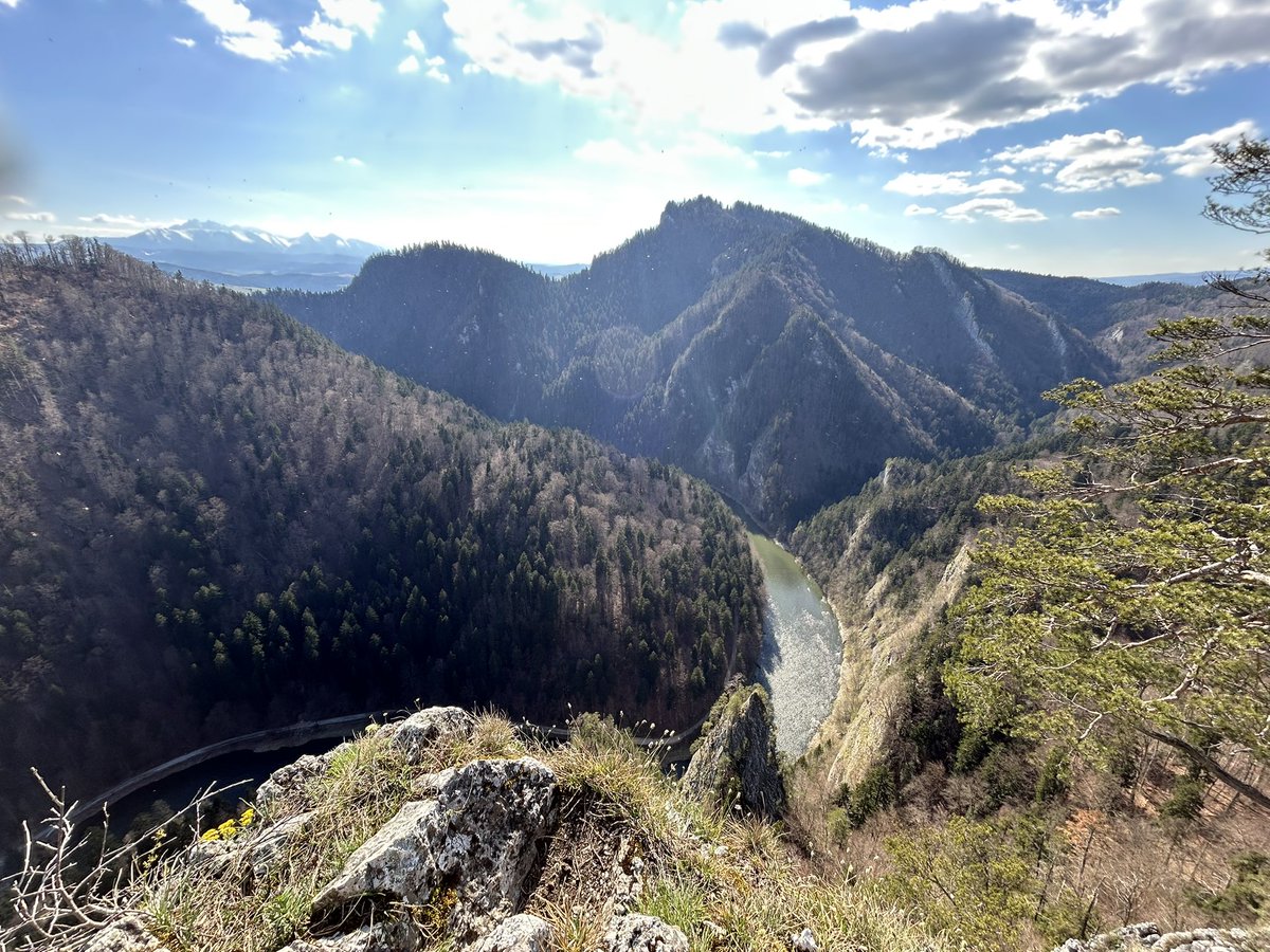 bartekstyrna's tweet photo. Beskidy najpiękniejsze, ale czasem zmiana też dobra 😉, a pogoda w ten weekend lepsza niż miała być. #pieniny https://t.co/nIVY8EIzjG