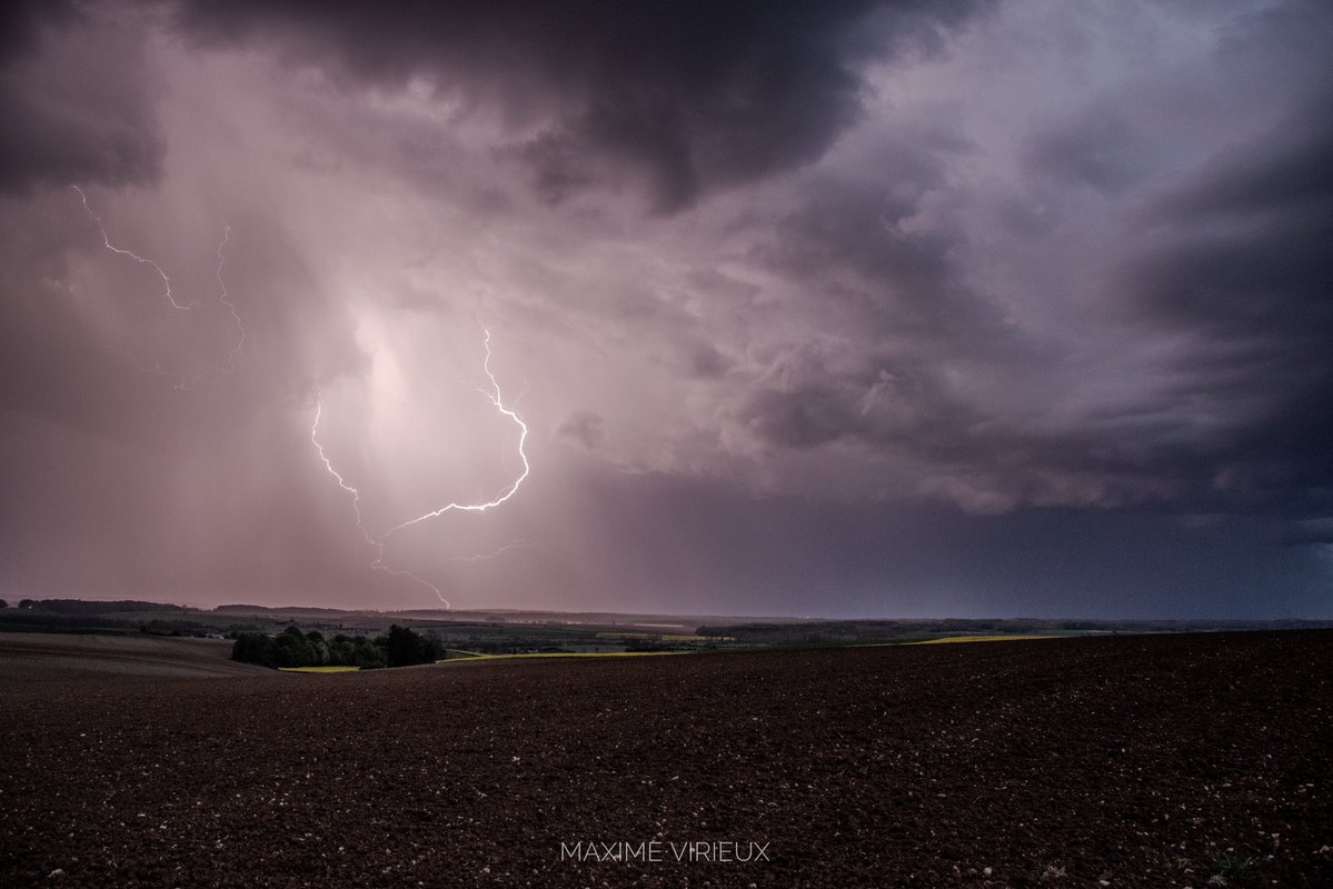 meteo60's tweet image. ⚡️Des #orages bien actifs ont circulé comme prévu sur une partie du nord-est de la #France entre hier soir et la nuit dernière, comme le montrent ces clichés capturés près de Chagny dans les #Ardennes. 
Photographies : @Virieux2Maxime