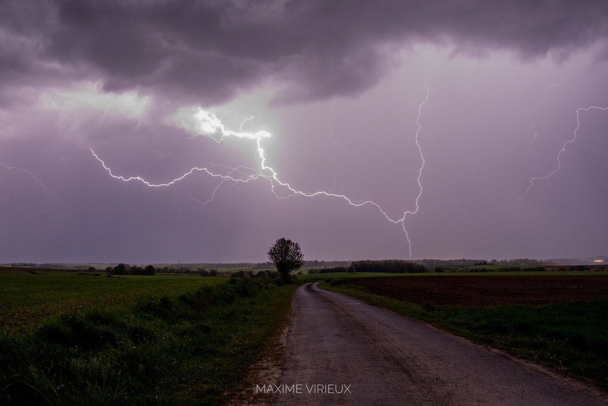 meteo60's tweet image. ⚡️Des #orages bien actifs ont circulé comme prévu sur une partie du nord-est de la #France entre hier soir et la nuit dernière, comme le montrent ces clichés capturés près de Chagny dans les #Ardennes. 
Photographies : @Virieux2Maxime