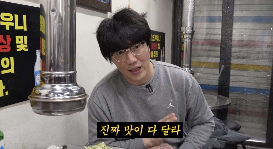 moomoomk's tweet photo. ファンミチケ無いのに渡韓して
ソウルでモグテン🇰🇷

行ってみたかった삼각정、韓国人の友達と。6テーブルしかなかったけどギリギリ入れた！

個人的NO.1はカオリ、次がイギョプサル♡カルメギサルは普通でした。
お肉は美味しいし雰囲気も最高♡

たまたまシギョン席に座れた💕
#성시경 #먹을텐데 https://t.co/O49lZ66RuS
