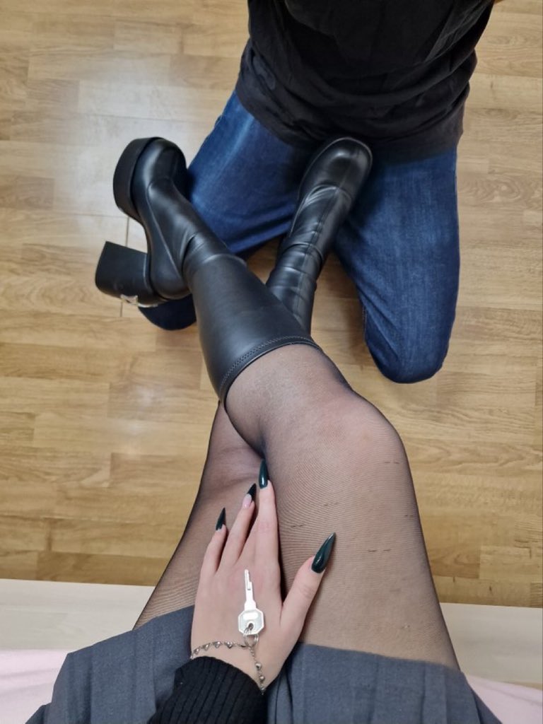Ante esos tacones yo también me pongo de rodillas