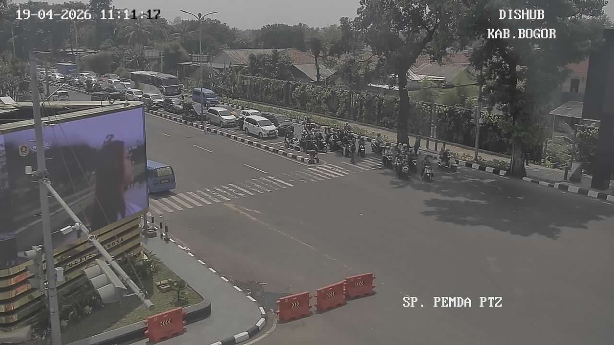 Kondisi arus lalu lintas saat ini di Simpang Pemda terpantau lancar. Patuhi rambu-rambu lalu lintas dan utamakan keselamatan daripada kecepatan.