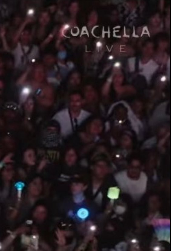 The concept of Mark witnessing a random neobong moment at a non-nct concerts lmao i know it’s too crowded but Mark did you see this? 😆