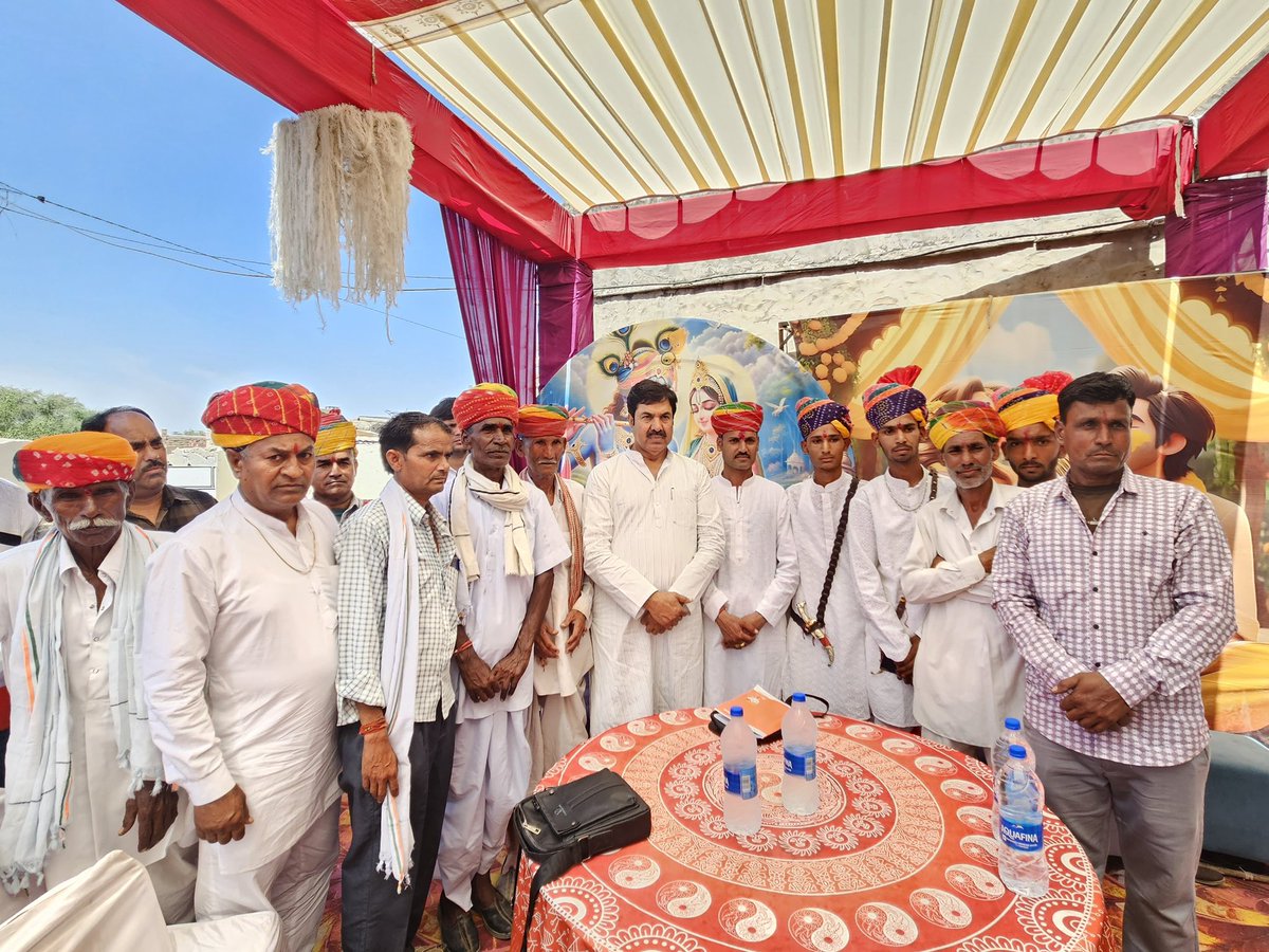 विधानसभा क्षेत्र डीडवाना कें ग्राम डाबगांव में श्री हरजीराम लीलड़ कें सुपुत्रों  कें विवाह समारोह में पहुँच कर आशीर्वाद दिया। 
परिवारजनों से मिलकर इस शुभ अवसर पर उन्हें हार्दिक मंगलकामनाएँ प्रेषित कीं।