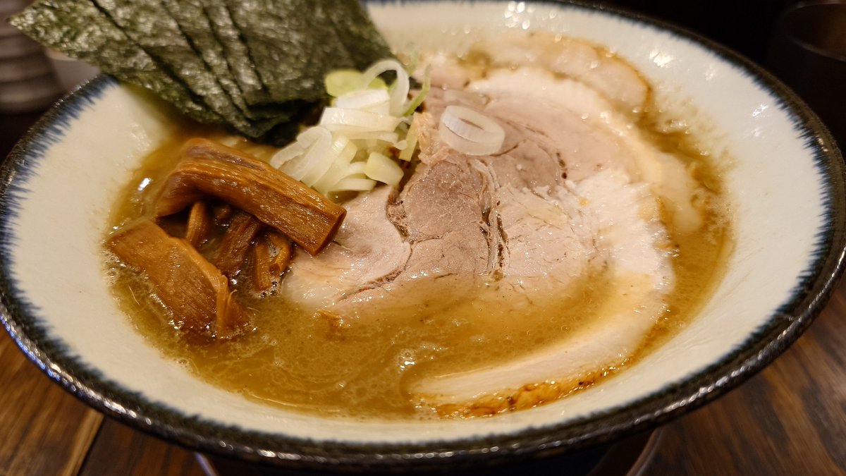 アース tweet media