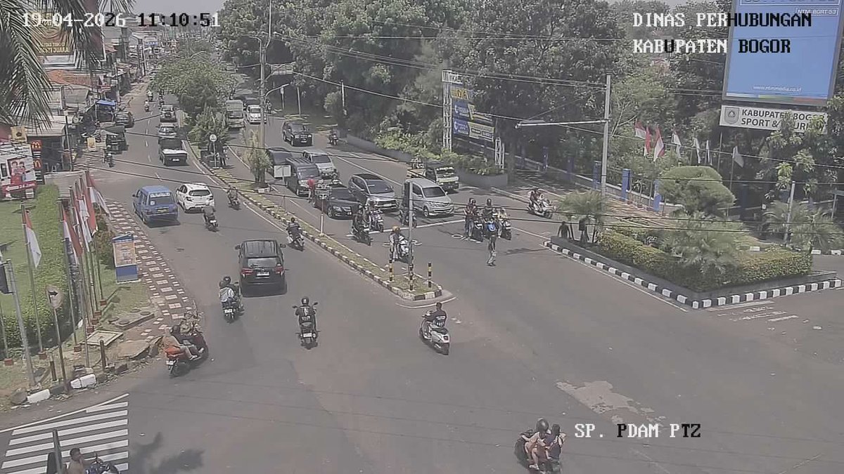 Kondisi arus lalu lintas saat ini di Simpang PDAM terpantau Ramai lancar. Patuhi rambu-rambu lalu lintas dan utamakan keselamatan daripada kecepatan.