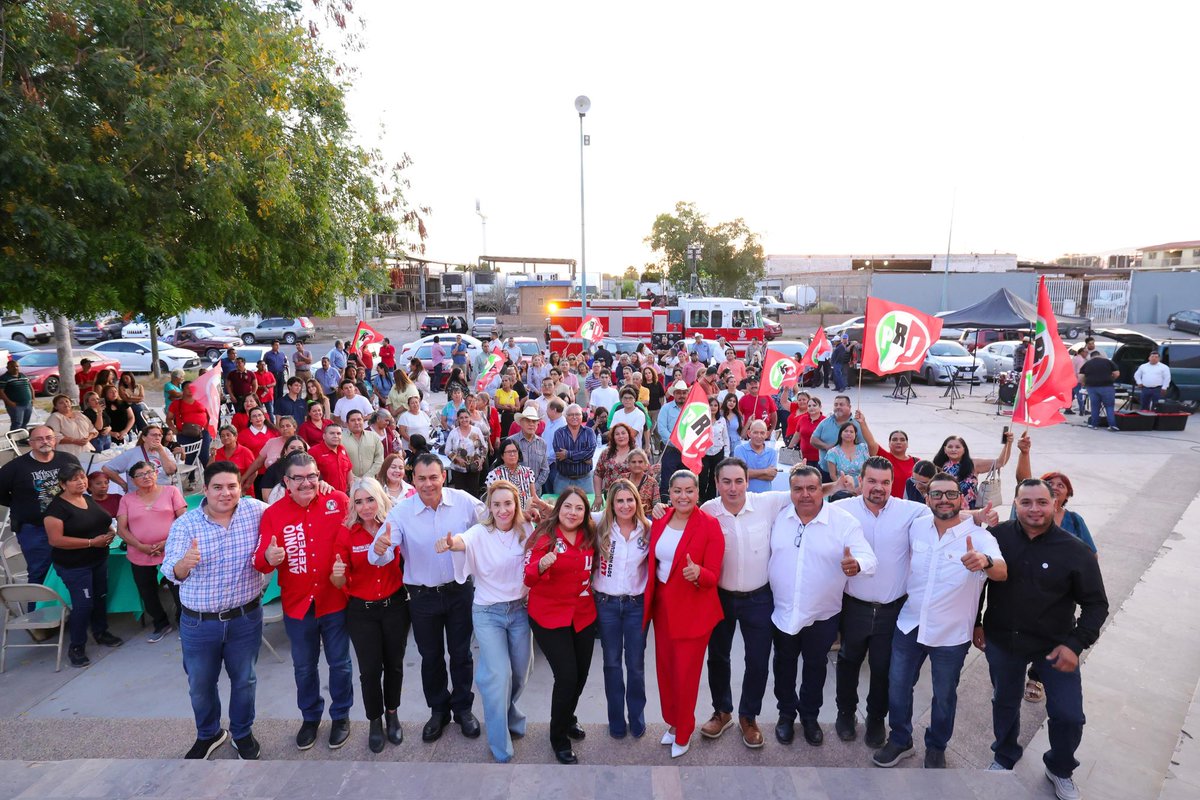 PRI_Nacional's tweet photo. En Cajeme, desde el comité municipal, la presidenta del @CDEPRISonora, @huatalupe, acompañada de nuestra secretaria de Operación Política, @ale_anbec, encabezó la entrega de nombramientos a liderazgos seccionales.

Con organización y unidad, seguimos fortaleciendo nuestra presencia en cada municipio de Sonora, como lo ha instruido nuestro presidente @alitomorenoc.