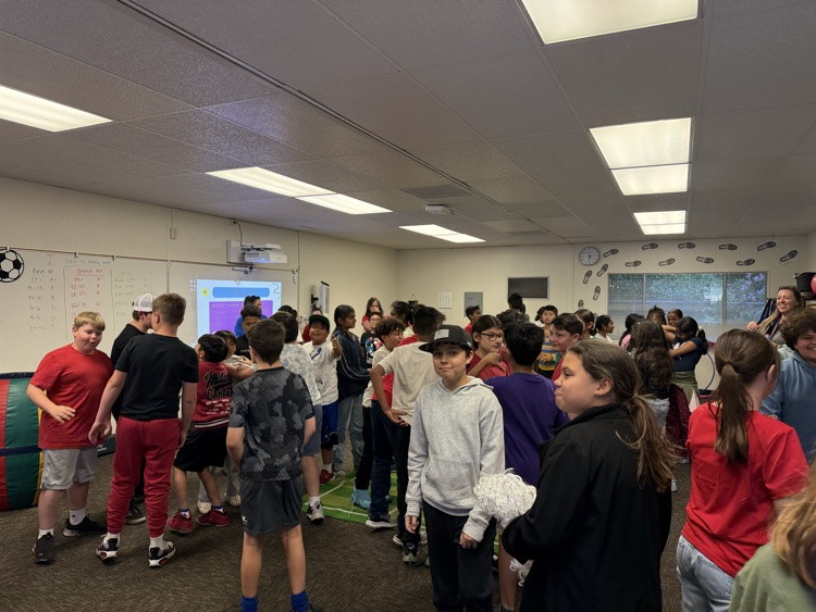 JulieCroy11's tweet photo. During house meetings, our 4th and 5th grade students practiced how to introduce themselves to others and properly greet people, so they feel welcome at Loma Vista๐๐ Four houses~One Leopard Family! #lvpride #weareBUSD https://t.co/1GWjwZtYGU