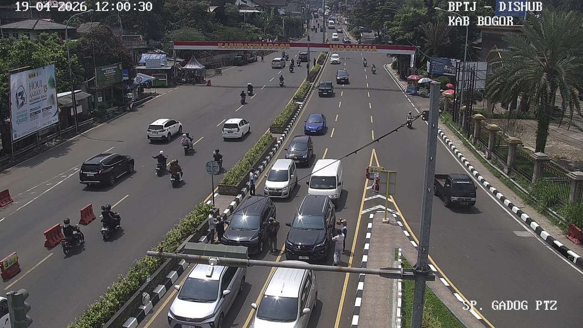 Kondisi arus lalu lintas saat ini di Simpang Gadog terpantau lancar. Patuhi rambu-rambu lalu lintas dan utamakan keselamatan daripada kecepatan.