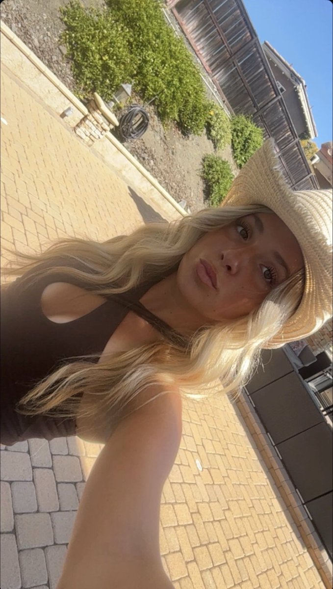 xospoilbabyfoxy's tweet image. rise and shine gets those wallets ready for your one and only blonde goddess 💝💸 #findom #paypig #blonde #blondegoddess