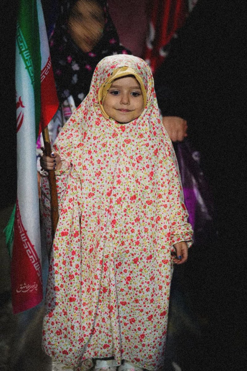 دختران دهه‌نودی در خیابان،  
دارد به دنیا نشان می‌دهد که هویت دختر مسلمان،  
هم مقاوم است، هم بانشاط، هم تأثیرگذار.  
#لبخند_خدا