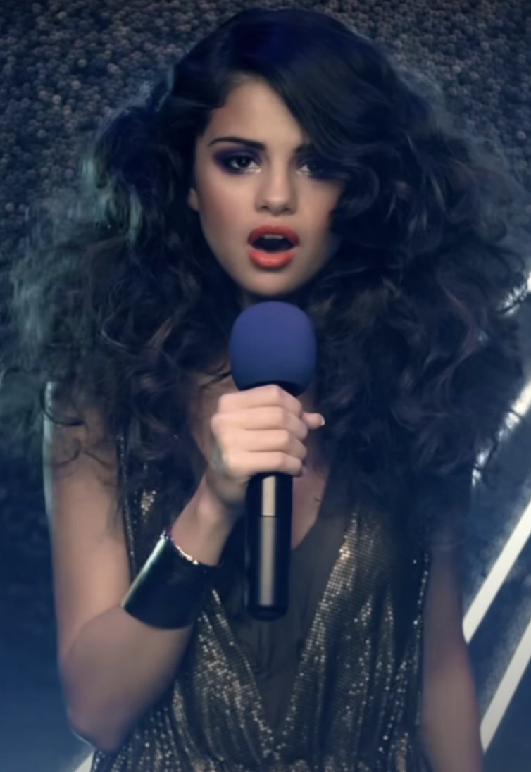 REBullition12's tweet image. This @selenagomez era was so iconic. #Queen 😍