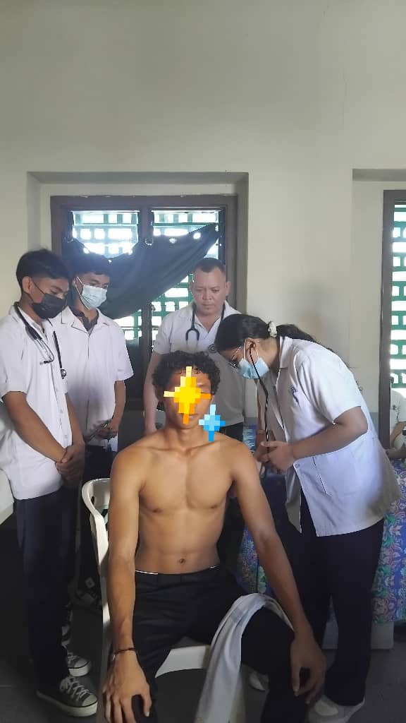 La Educación en el trabajo pone en práctica los conocimientos teóricos, en el Centro de Salud Formosa el Dr Henrry L Moreno EspMGI de #APSDili de #BMCTL🇨🇺🇹🇱  utiliza el escenario de la consulta medica para demostrar examen físico a estudiantes de 2do año #ESM 
#CubaCopera