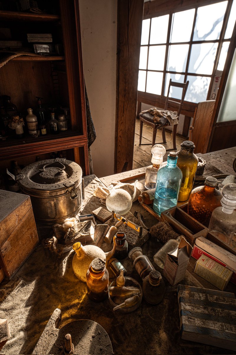 戦前からある医院の薬瓶棚。
あまりの美しさに息を飲んだ。