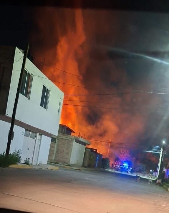 FerCruzReporter's tweet image. #UltimaHora || Se registra incendio en #Tultepec #Edomex.

Servicios de emergencia al lugar.