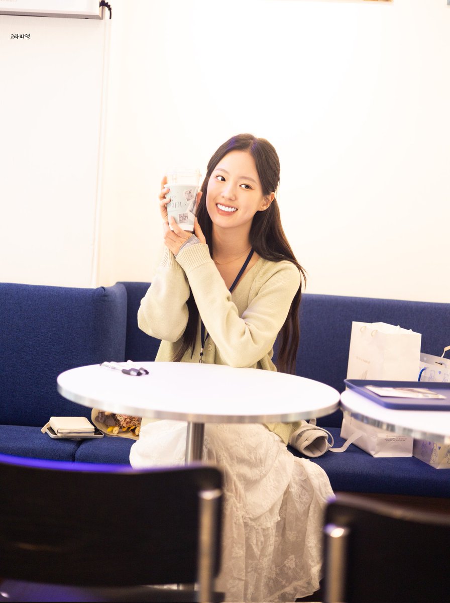Gorapaduck0417's tweet photo. 260418 비웨이브 데뷔 2주년 카페 (커피포유) 
#비웨이브 #BEWAVE #윤슬 #YUNSEUL https://t.co/RyPam6x6qx