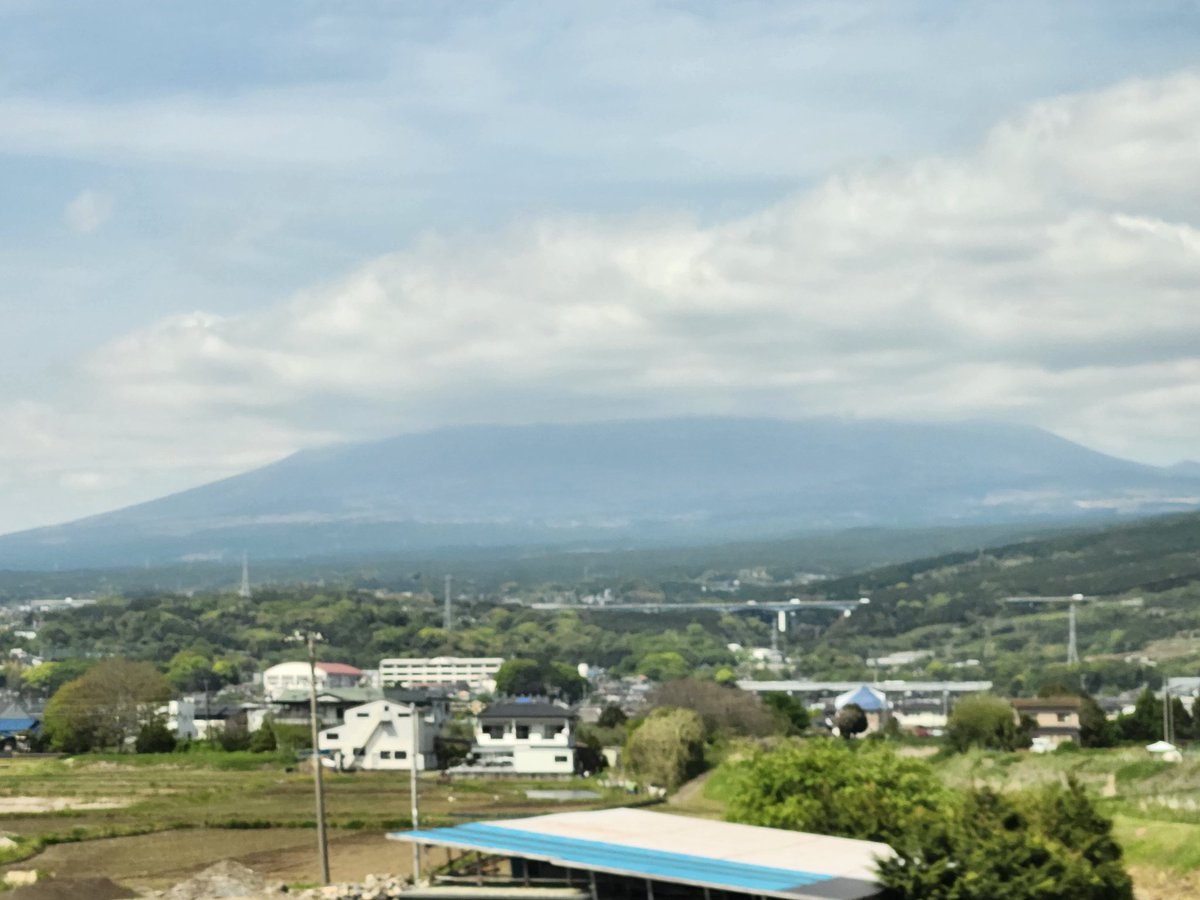 今日の🚄お供🍺🐔

#チキン弁当のから揚げ
#から揚げでっかい
#富士山さーん 😭🗻