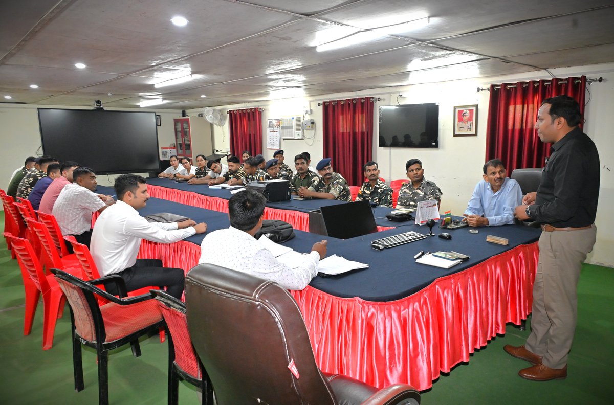 70BnSSB_INDIA's tweet image. 70वीं वाहिनी, सशस्त्र सीमा बल, लखीमपुर खीरी में Punjab National Bank द्वारा कार्मिकों हेतु Cyber Fraud Awareness Class का आयोजन किया गया।
कार्मिकों को ऑनलाइन ठगी से बचाव एवं सुरक्षित डिजिटल लेन-देन के बारे में जागरूक किया गया।
#CyberSecurity #SSB #PNB #DigitalSafety