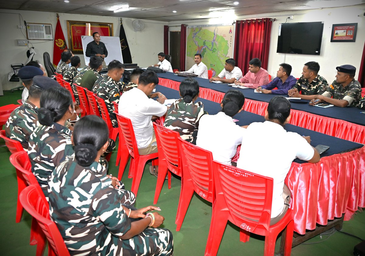 70BnSSB_INDIA's tweet image. 70वीं वाहिनी, सशस्त्र सीमा बल, लखीमपुर खीरी में Punjab National Bank द्वारा कार्मिकों हेतु Cyber Fraud Awareness Class का आयोजन किया गया।
कार्मिकों को ऑनलाइन ठगी से बचाव एवं सुरक्षित डिजिटल लेन-देन के बारे में जागरूक किया गया।
#CyberSecurity #SSB #PNB #DigitalSafety