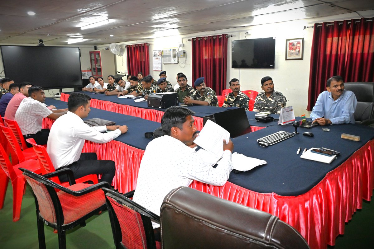 70BnSSB_INDIA's tweet image. 70वीं वाहिनी, सशस्त्र सीमा बल, लखीमपुर खीरी में Punjab National Bank द्वारा कार्मिकों हेतु Cyber Fraud Awareness Class का आयोजन किया गया।
कार्मिकों को ऑनलाइन ठगी से बचाव एवं सुरक्षित डिजिटल लेन-देन के बारे में जागरूक किया गया।
#CyberSecurity #SSB #PNB #DigitalSafety