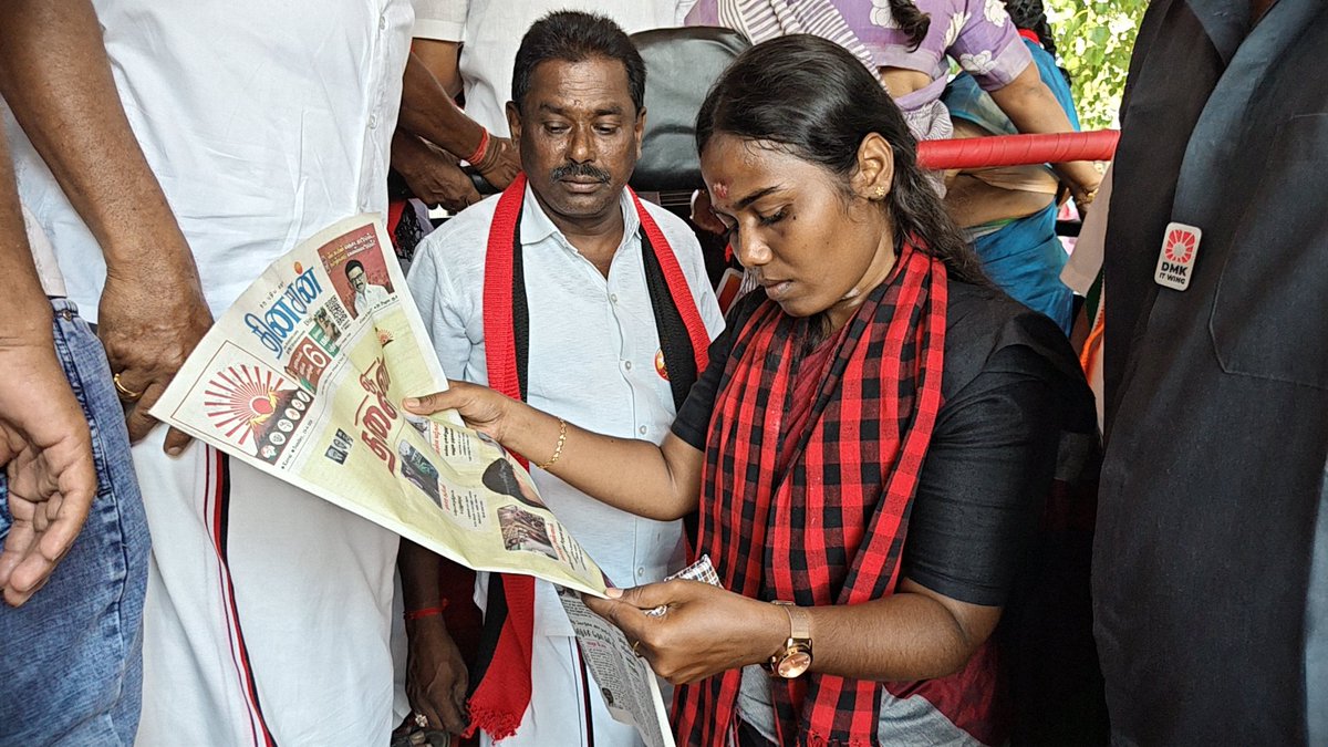 Gokilamani_Dmk's tweet photo. மாநில உரிமைகளை பறிக்கும் ஆதிக்கவாதிகளை வீழ்த்தி தமிழ்நாட்டின் மண்-மொழி-மானம் காக்கும் ஒரே தலைவன்! 

#OraeThalaivanMKS @mkstalin #DMK4TN 
#நம்மபொண்ணு_நம்மதொகுதி
#அவினாசியின்_புதியவிடியல்
#மக்களின்_மருத்துவர்
#மக்களின்_மருத்துவர்_கோகிலாமணி #அவிநாசி #VoteForDMK #gokilamani4avinashi #vote4gokilamani 
@mkstalin @DMKITwing @arivalayam