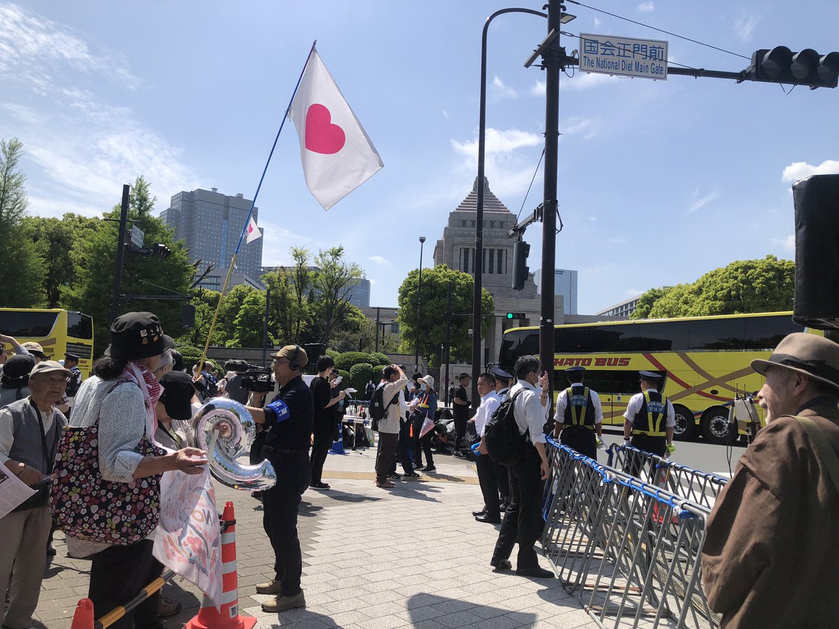 sechanco's tweet photo. 国会前メイン会場到着、その辺の方に撮っていただきました。ありがとうございます！

#KeepPeace  #国会前419 https://t.co/Qy4zQtBzPm