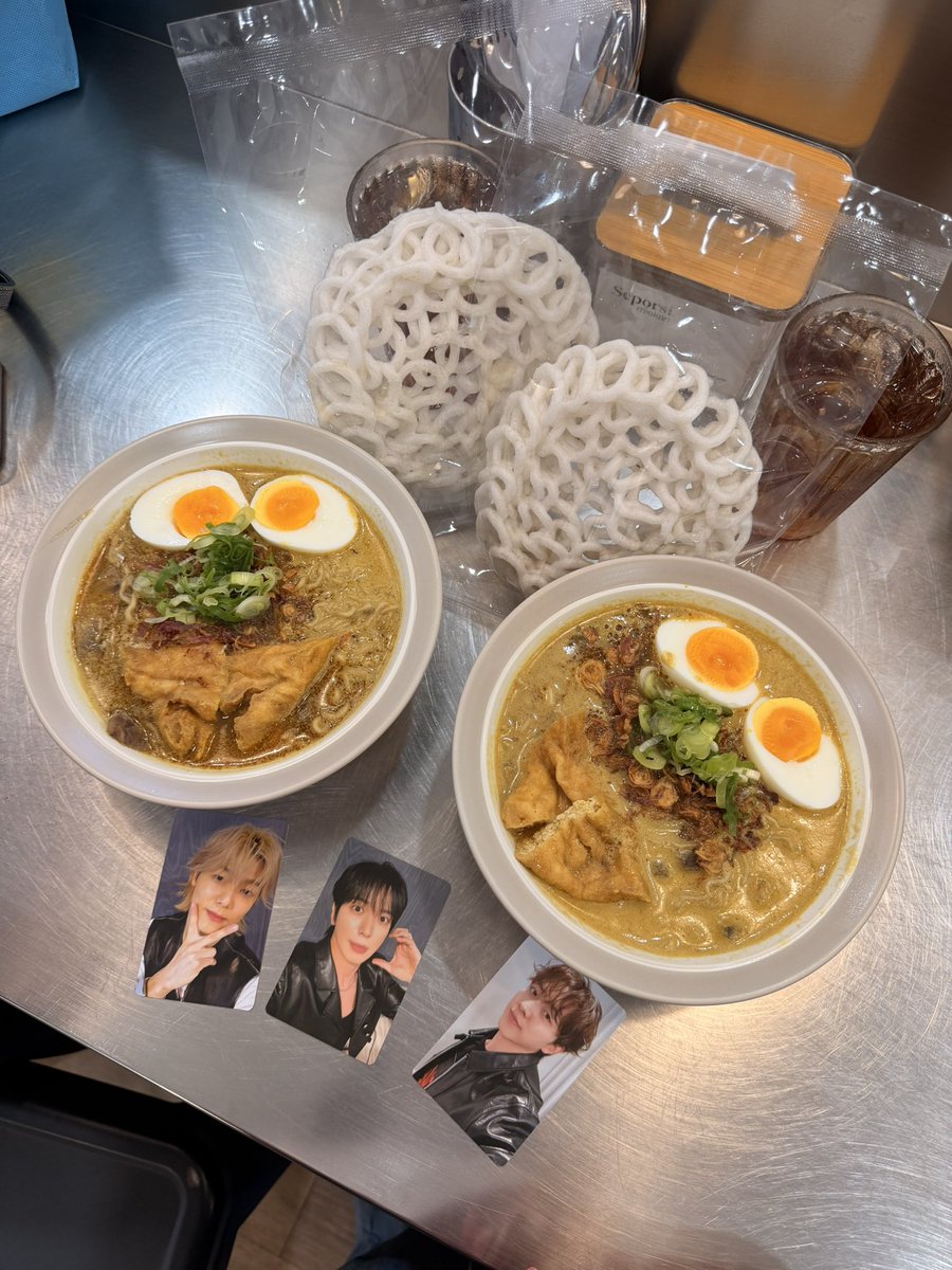 putrdewi's tweet photo. This ‘kerupuk’ will go viral because of Jung Yong Hwa wkwkwkwk https://t.co/bxAufG9x8Z