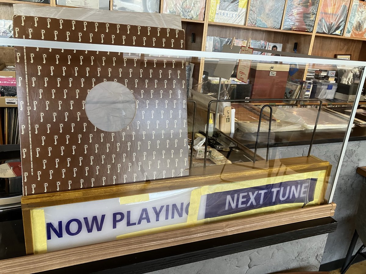 Intersection3rd's tweet image. 本日の開店作業中のBGMは

 KEY OF DREAMS / AFRICA

です
珍しく12インチでスタート

お客さんとの話の中で「火の玉ホール」の
話題が出たので何故かACID JAZZ の
レコードを持ってきました
火の玉ホールではDJリストラされた悲しい思い出が…

本日の営業は20時までです

#intersection_oknw
#vinyl