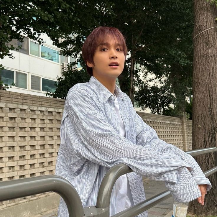 It's giving hc gak sengaja ketemu mas-mas ganteng pas nonton konser, dgn segenap keberanian akhirnya ngajak kenalan dan turns out ternyata mk adalah kakel SMA dia yang dulu nerd dan pendiem, mk masih inget hc dan natep dia flirty, hc bingung dan cmn ngomong "when did u get hot?"