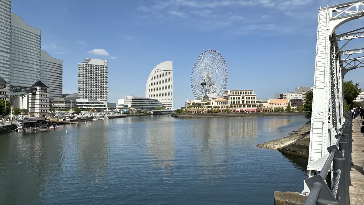 おぉ！帆船日本丸が、
今日は総帆展帆（そうはんてんぱん)の日だ。

帆を上げた日本丸。
いつもは帆を閉じてるから
中々見れないんだよなぁ。