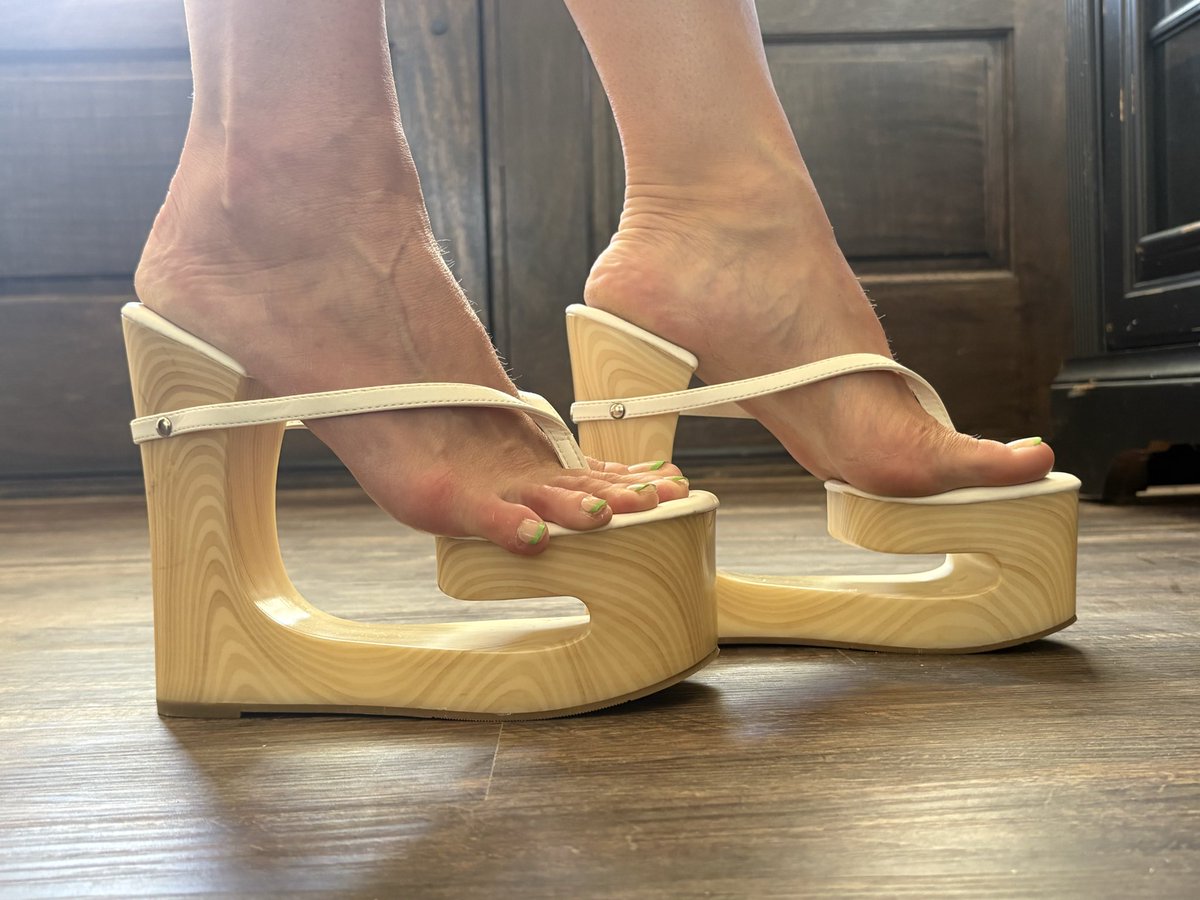 MsHeelsnArches tweet media