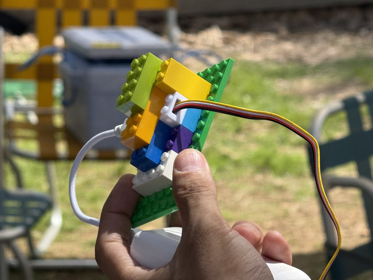 youtoy's tweet photo. #M5Stack の NanoC6 が、レゴブロックの形状の外装の中に（外装は 3Dプリンタで出力されたものらしい

@miso_develop さん作

#IoTLT https://t.co/b6JogUbJVw
