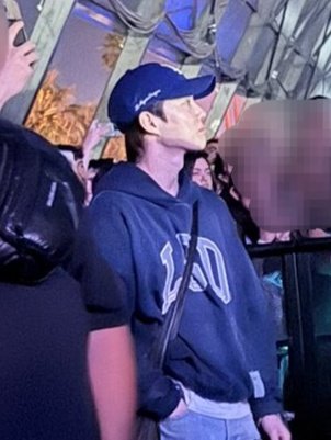 SUHOLOOK's tweet image. 260419 | SUHO watching Coachella
#SUHO #수호 #スホ #金俊勉 #EXO